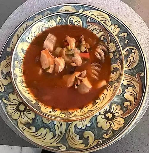 Speiseteller und Suppenteller in sizilianischem Design, handbemalt und aus Keramik.