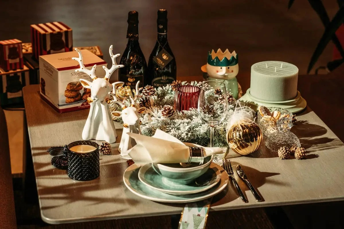 Weihnachtstisch mit Kranz, Kerzen, modernes Geschirr