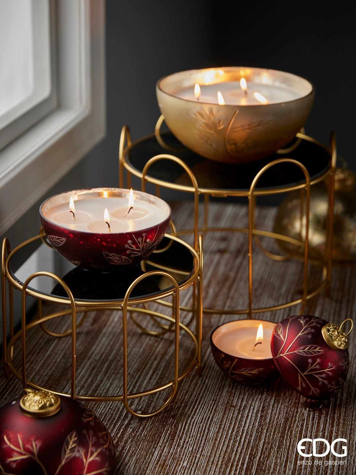 Italiving Duftkerze Rot Duftkerze in Zierglaskugel mit goldenen Zweigen Ø 13 cm - Vanilleduft