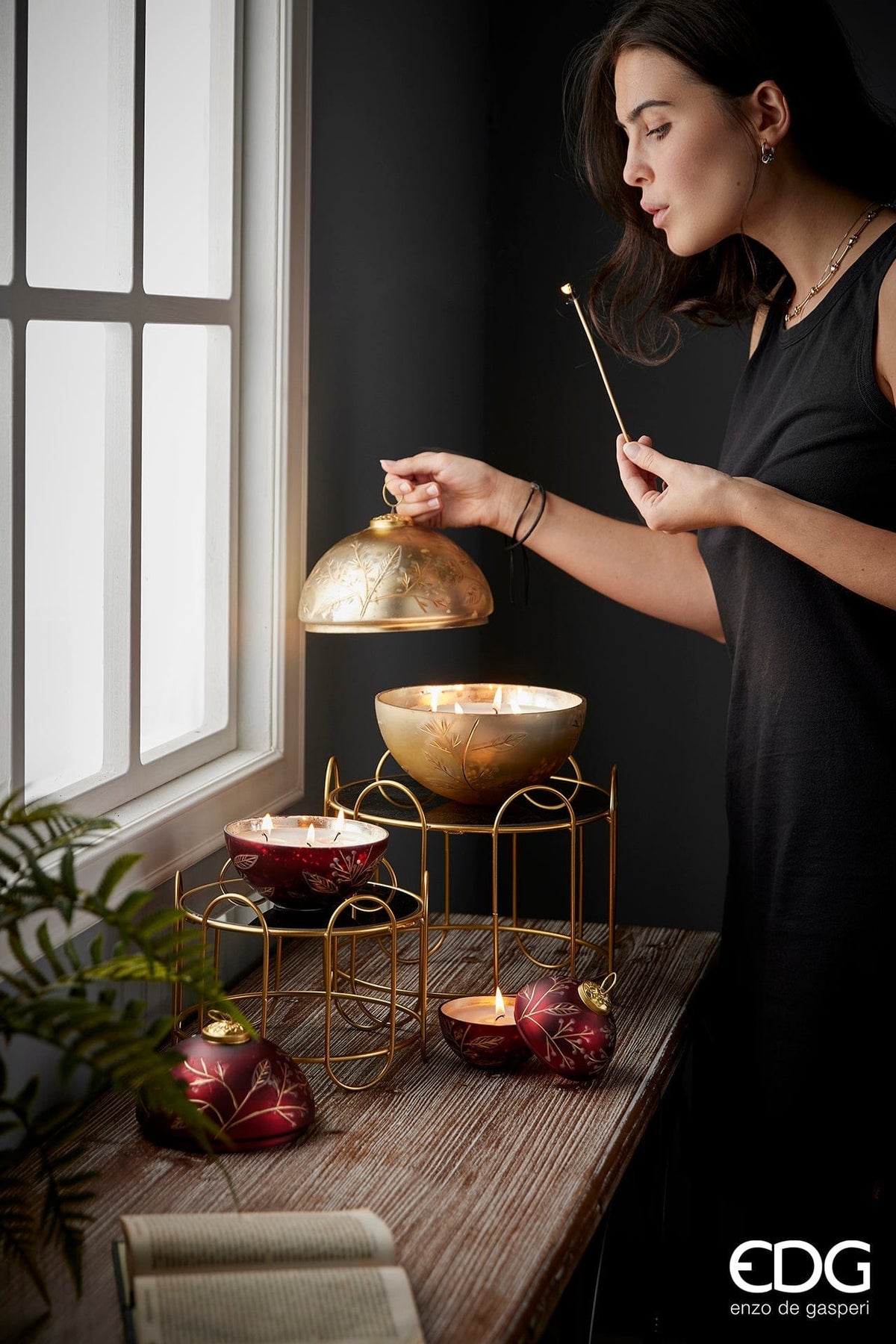 Italiving Duftkerze Rot Duftkerze in Zierglaskugel mit goldenen Zweigen Ø 8 cm- Vanilleduft