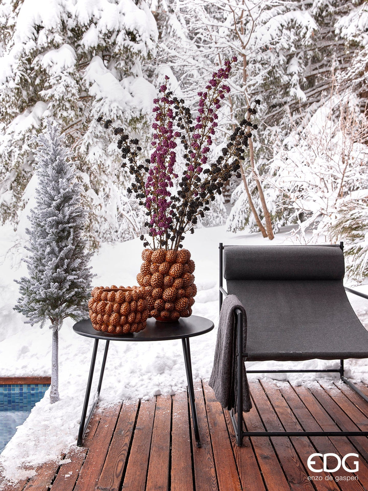 Keramikvase mit Pinienzapfen