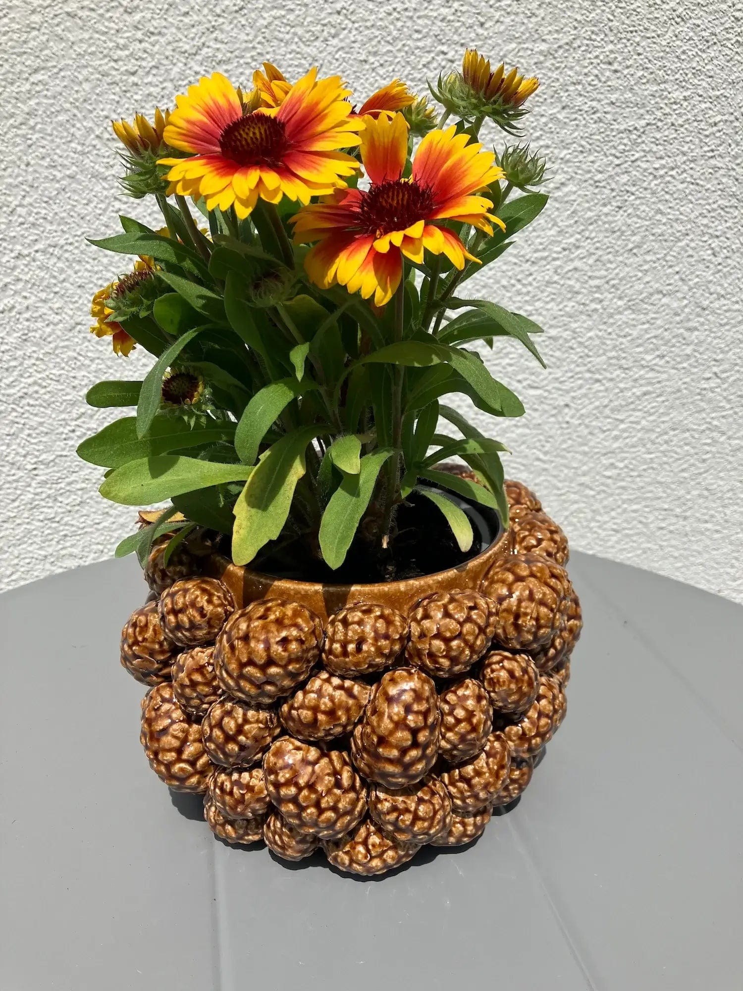 Italiving Keramikvase Designervase mit Pinienzapfen - glasierte Keramik Höhe 15 cm Ø 22 cm