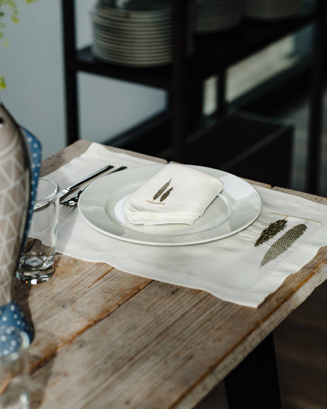 Italiving Serviette Stoffserviette weiß mit Zypressen bestickt - 50 BW / 50 Leinen