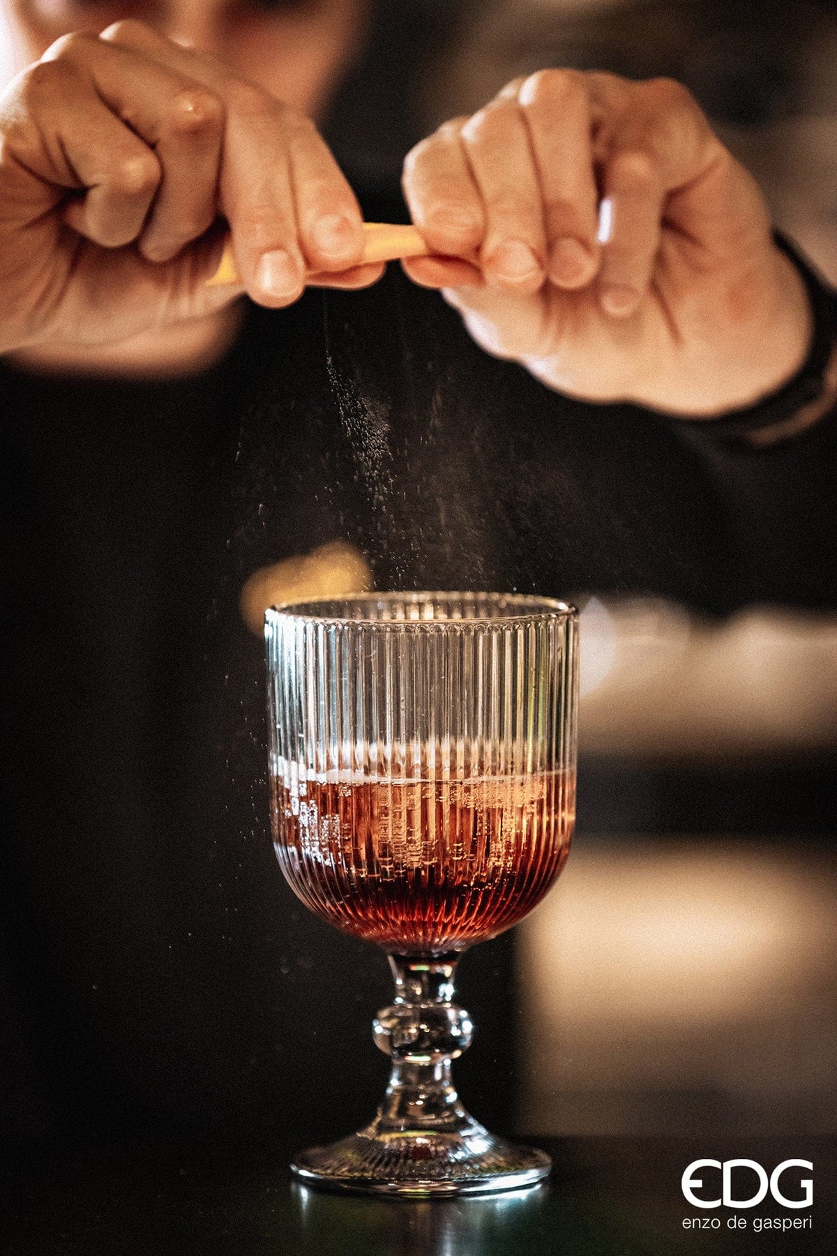 Italiving Weinglas Rauchgraues Weißweinglas mit Wellen-Design – Stil trifft Eleganz