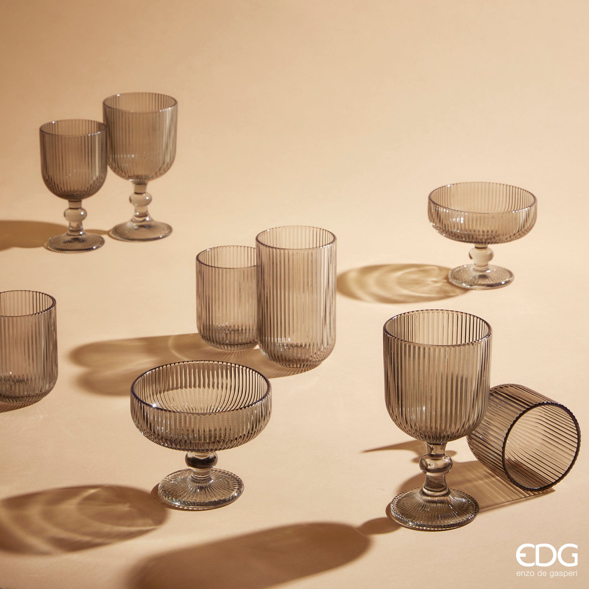 Rauchgraues Wasserglas oder Cocktailglas mit Wellen-Design - Jetzt kaufen!
