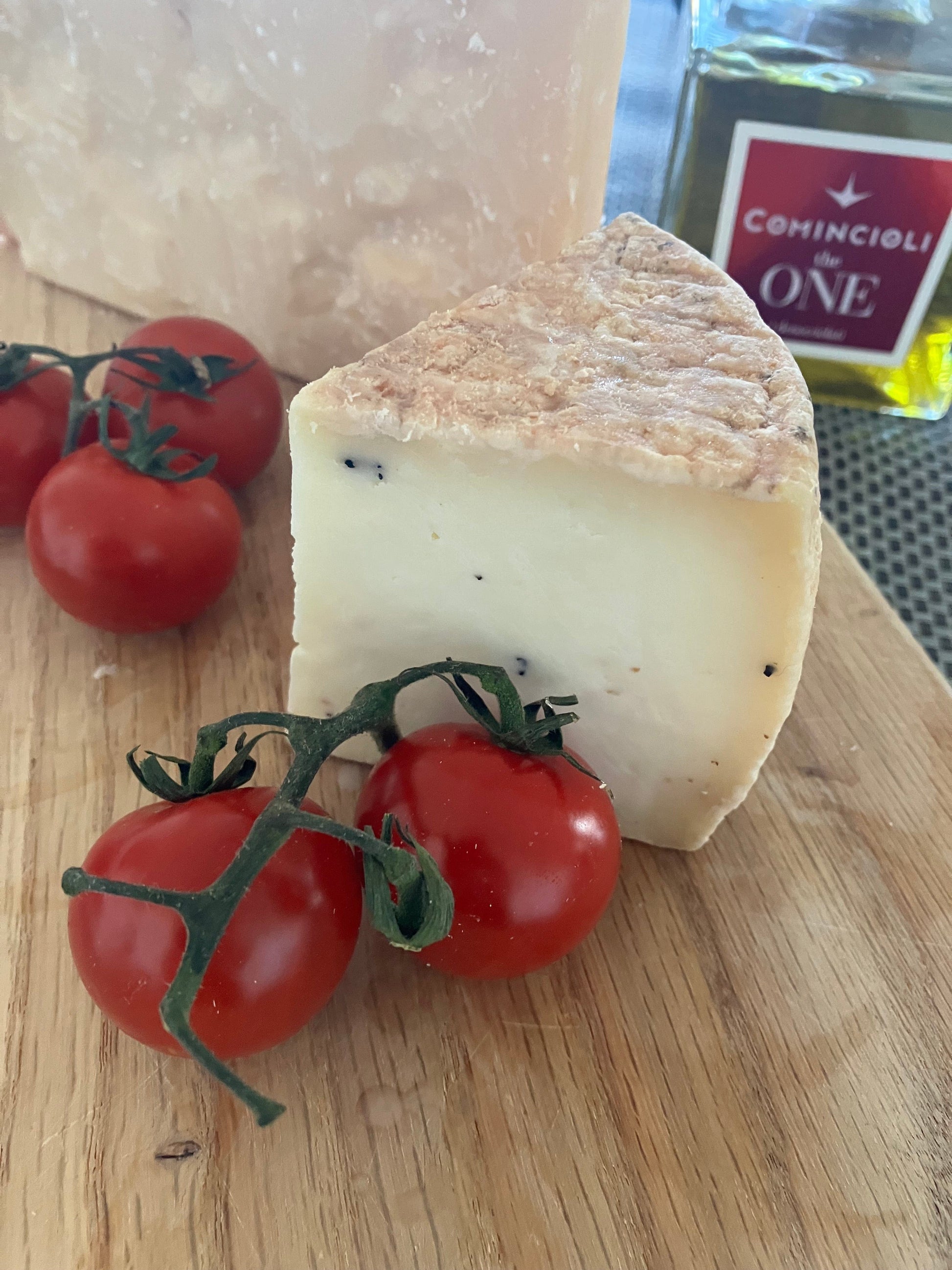 Italiving Käse 1400 Gr. Pecorino mit schwarzem Trüffel ohne synthetisches Öl