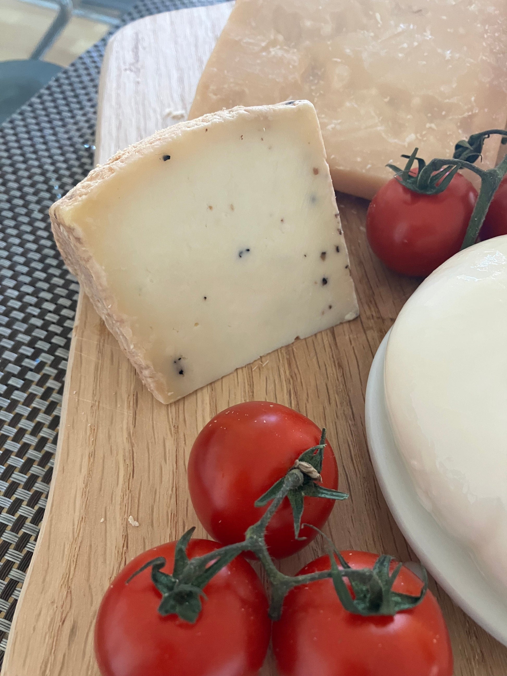 Italiving Käse 350 Gr. Pecorino mit schwarzem Trüffel ohne synthetisches Öl