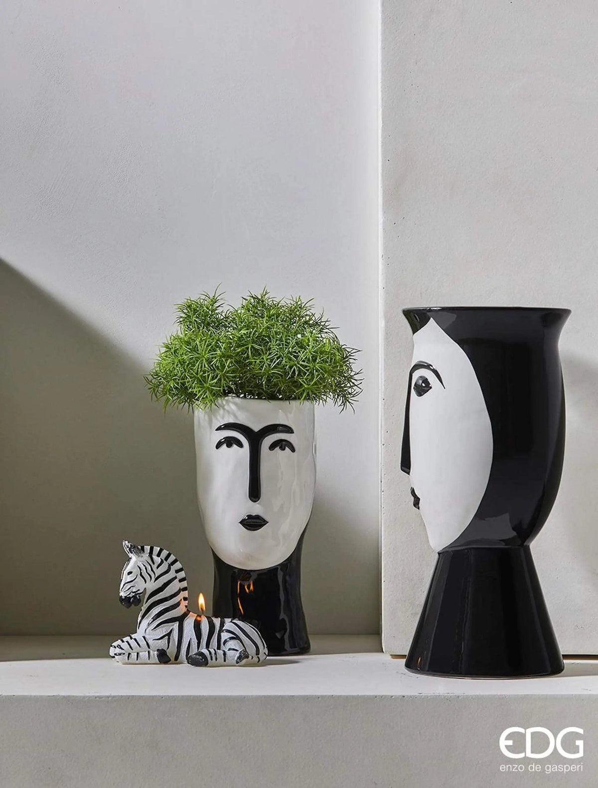 Blumenvase mit einem Frauengesicht