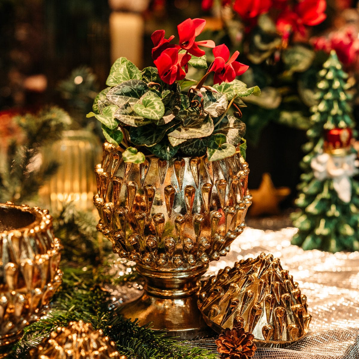 skulptur pinienzapfen keramik mit goldlackierung