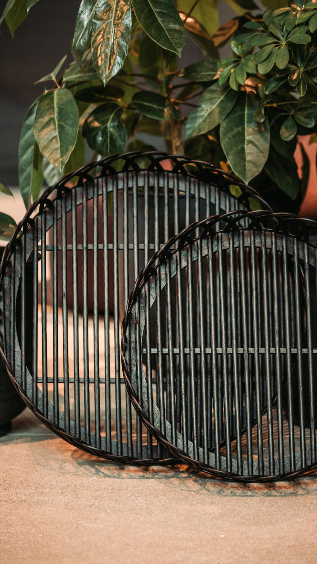 Italiving Tablett Serviertablett aus Bambus Ø 44 cm schwarz mit dekorativem Rand