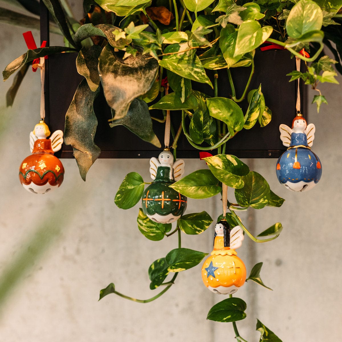 Italiving Weihnachtskugeln 4er-Set Engel als Weihnachtskugeln - bemalte Keramik