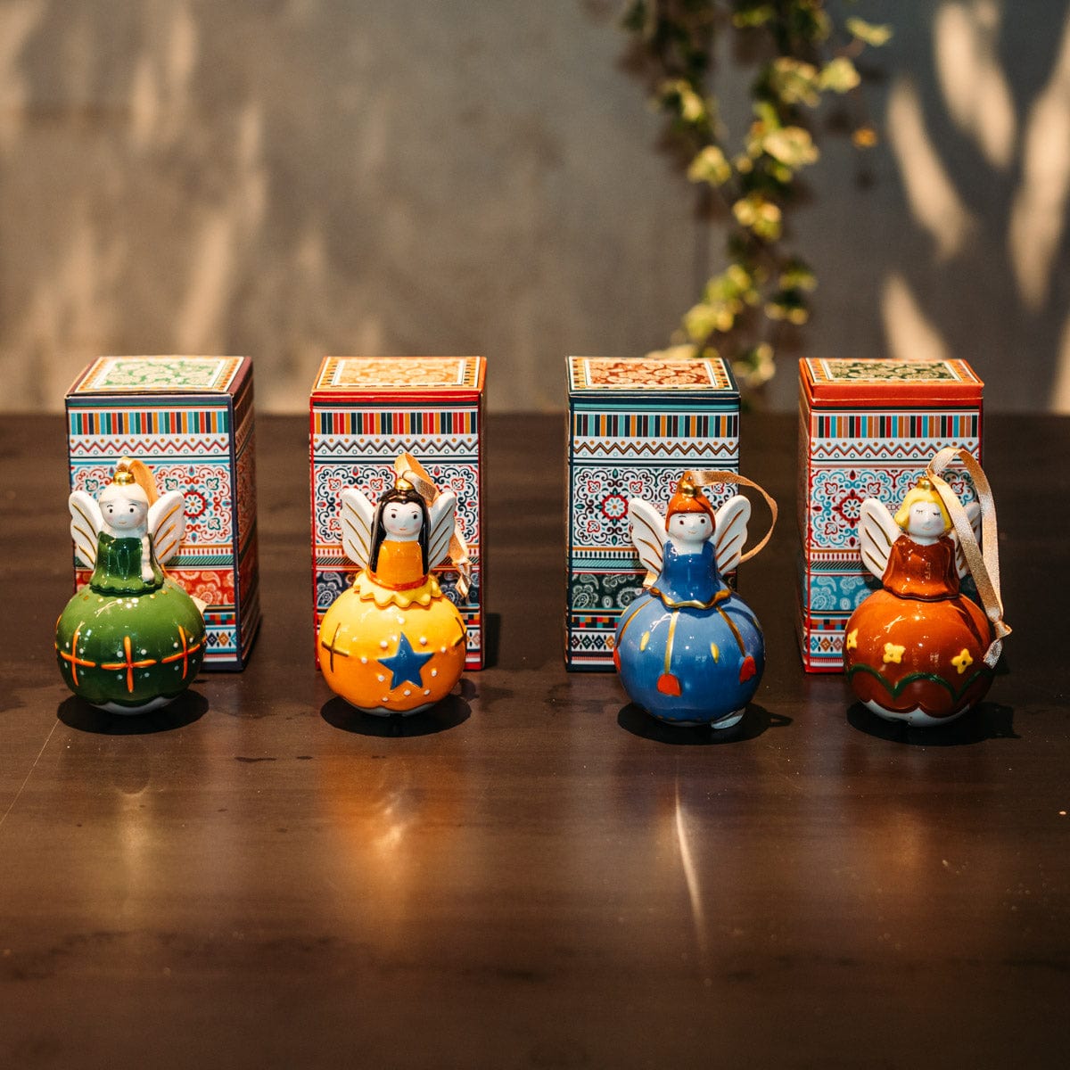 Italiving Weihnachtskugeln 4er-Set Engel als Weihnachtskugeln - bemalte Keramik